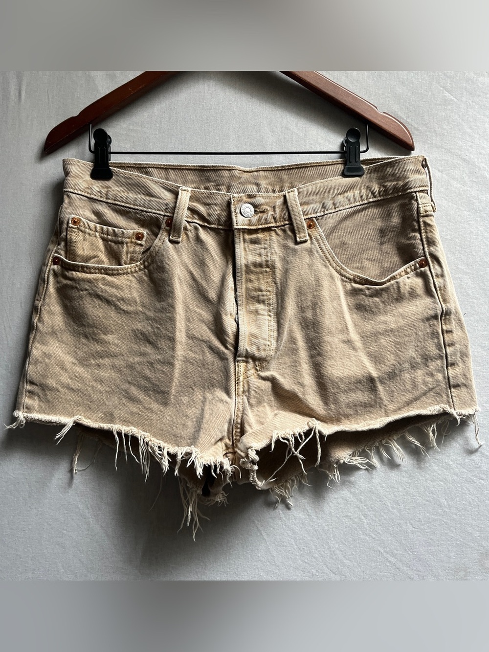 Levi’s 501 Frayed Denim Cutoff Buttonfly Shorts Beige Tan Womens Sz 32
